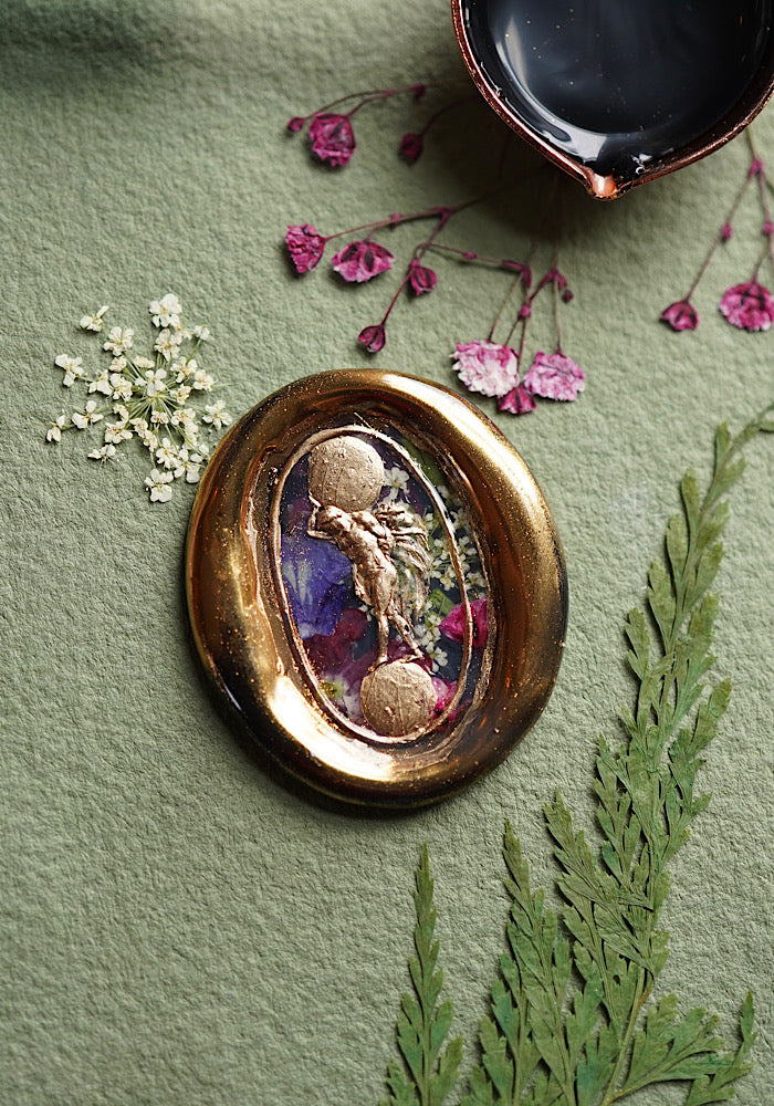 Floral Elegance: The Art of Wax Seals with Dry Flowers